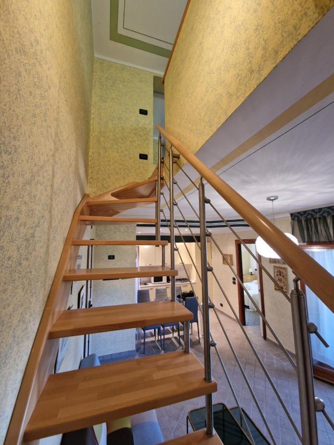דירות Casa Vittoria Sirmione Punta Gro Con Piscina מראה חיצוני תמונה