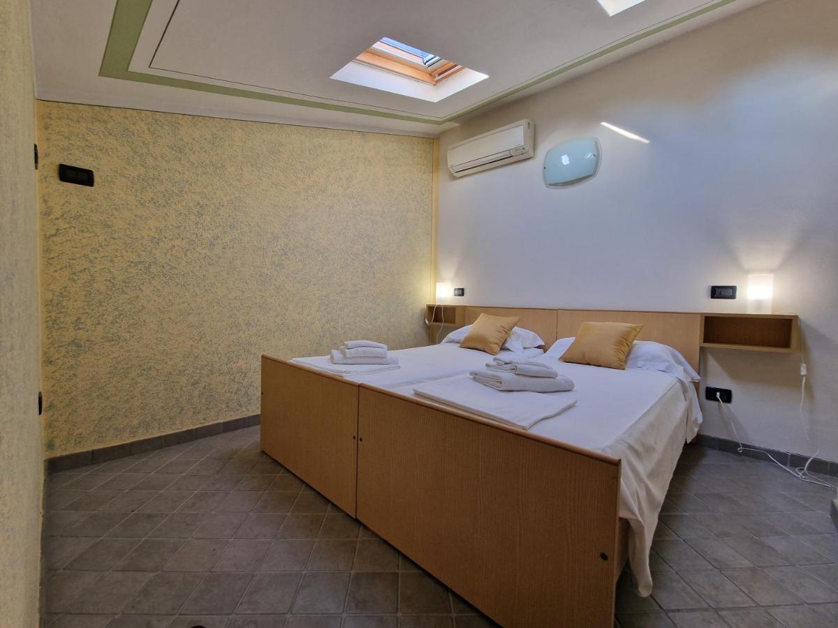 דירות Casa Vittoria Sirmione Punta Gro Con Piscina מראה חיצוני תמונה