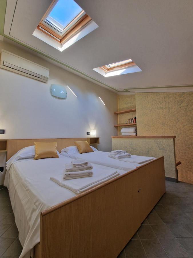 דירות Casa Vittoria Sirmione Punta Gro Con Piscina מראה חיצוני תמונה